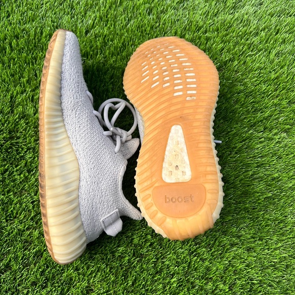YEEZY BOOST 350 V2 'SESAME' size 7MEN | 8.5 WOMEN - Picture 3 of 4
